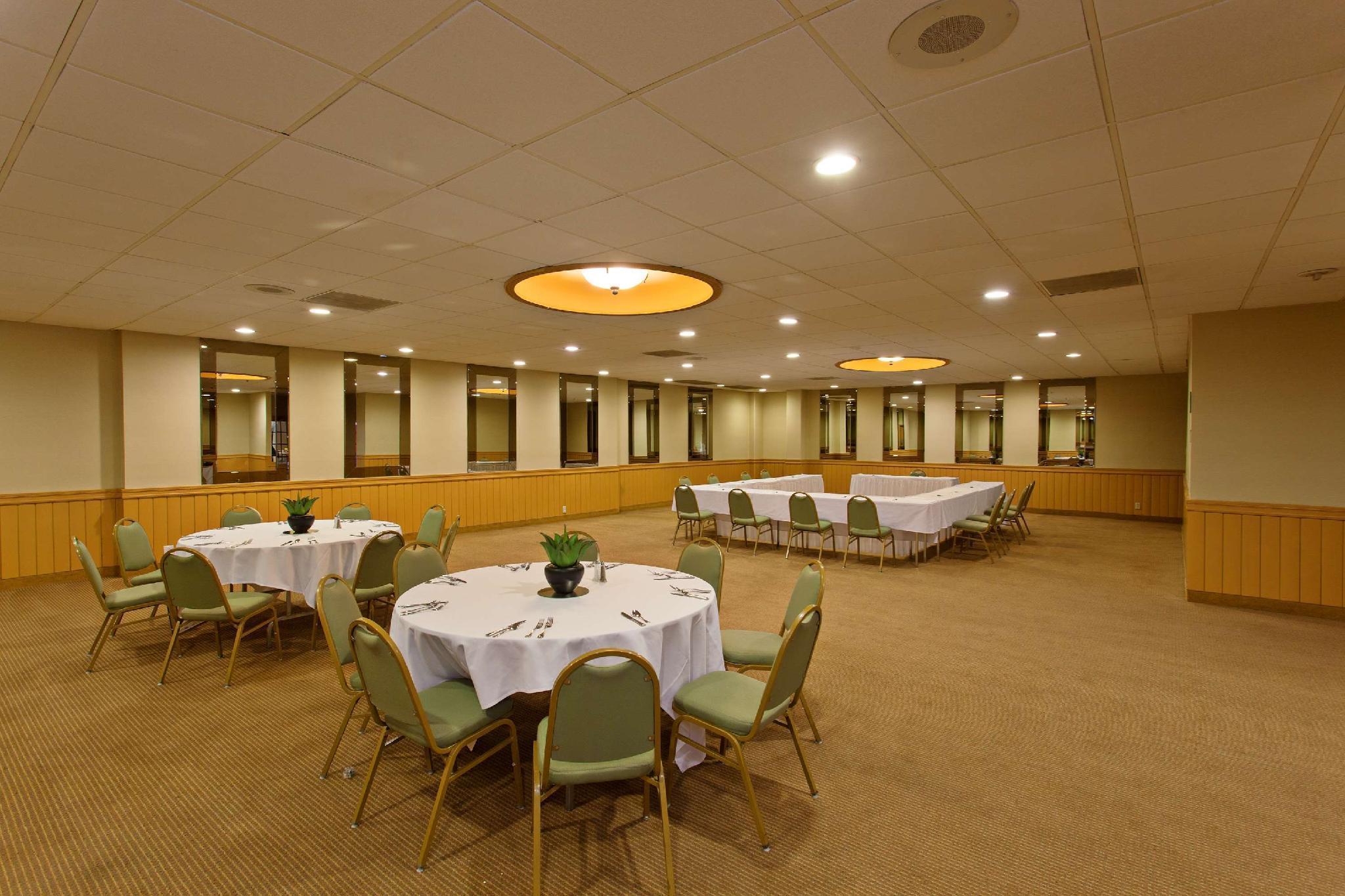 Hilton Garden Airport 3*