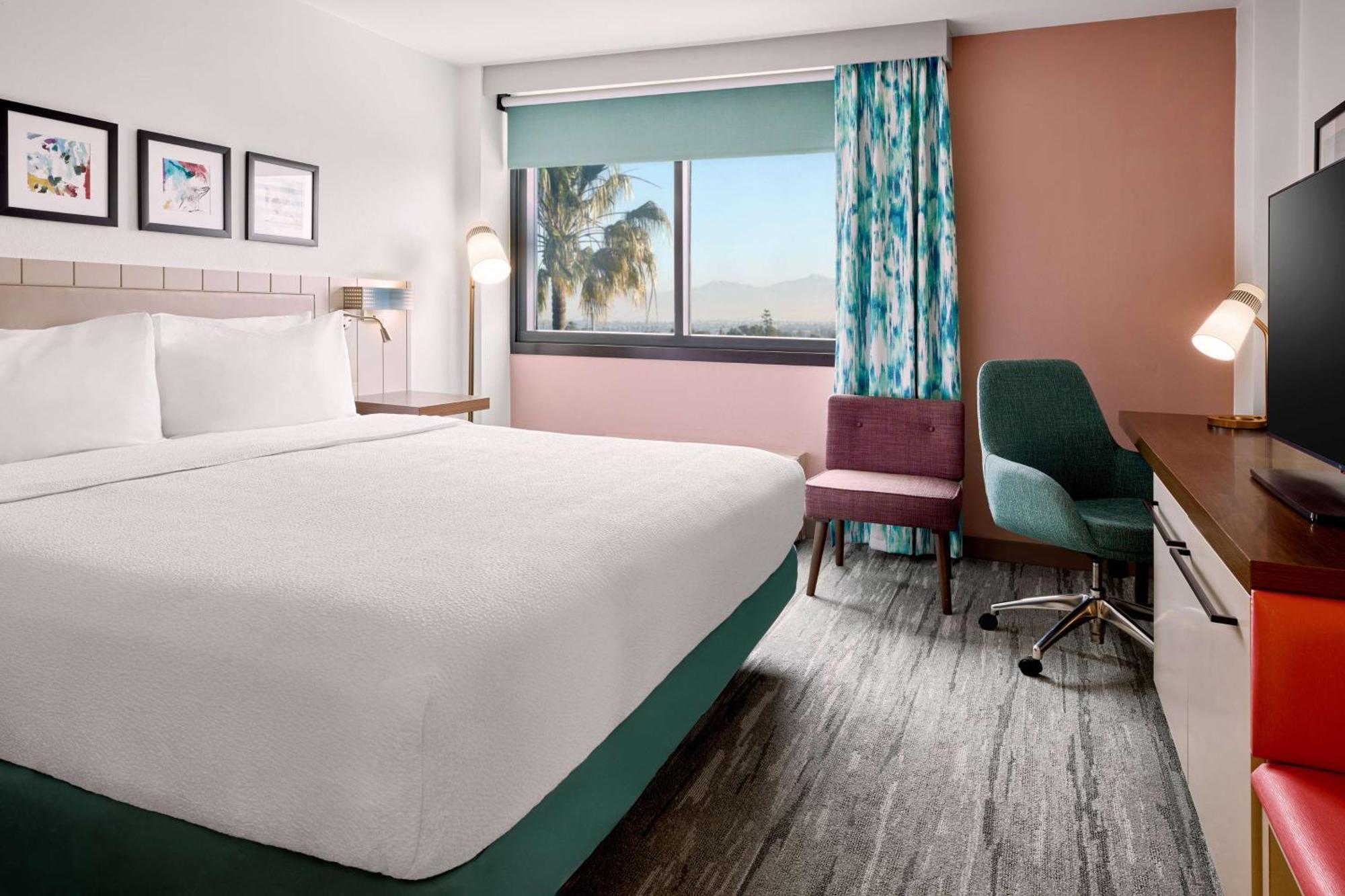 Hilton Garden Angeles Airport 3*