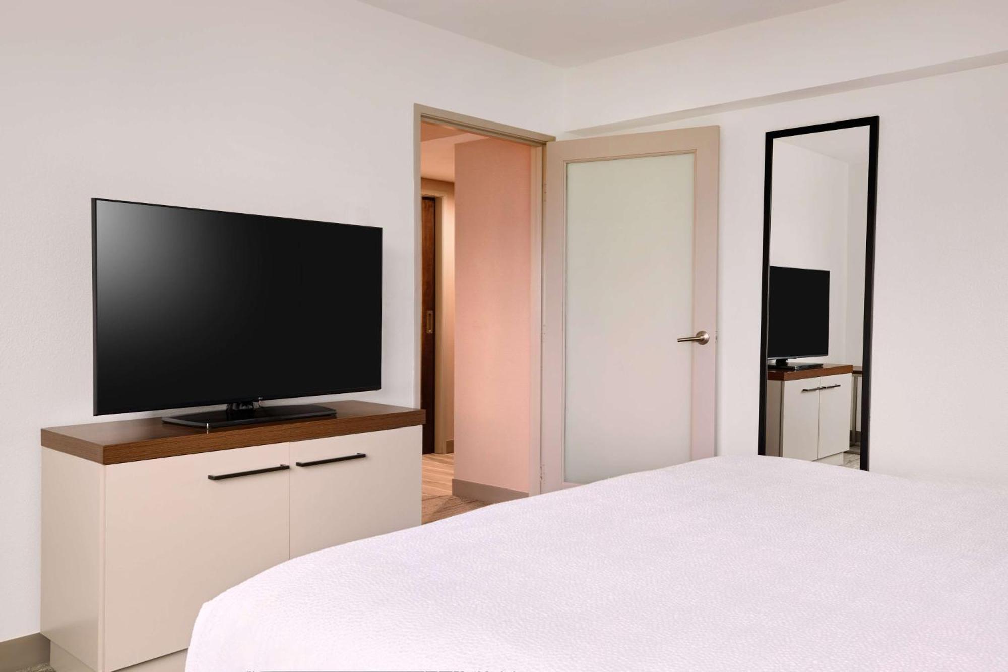 Hilton Garden Angeles Airport 3*