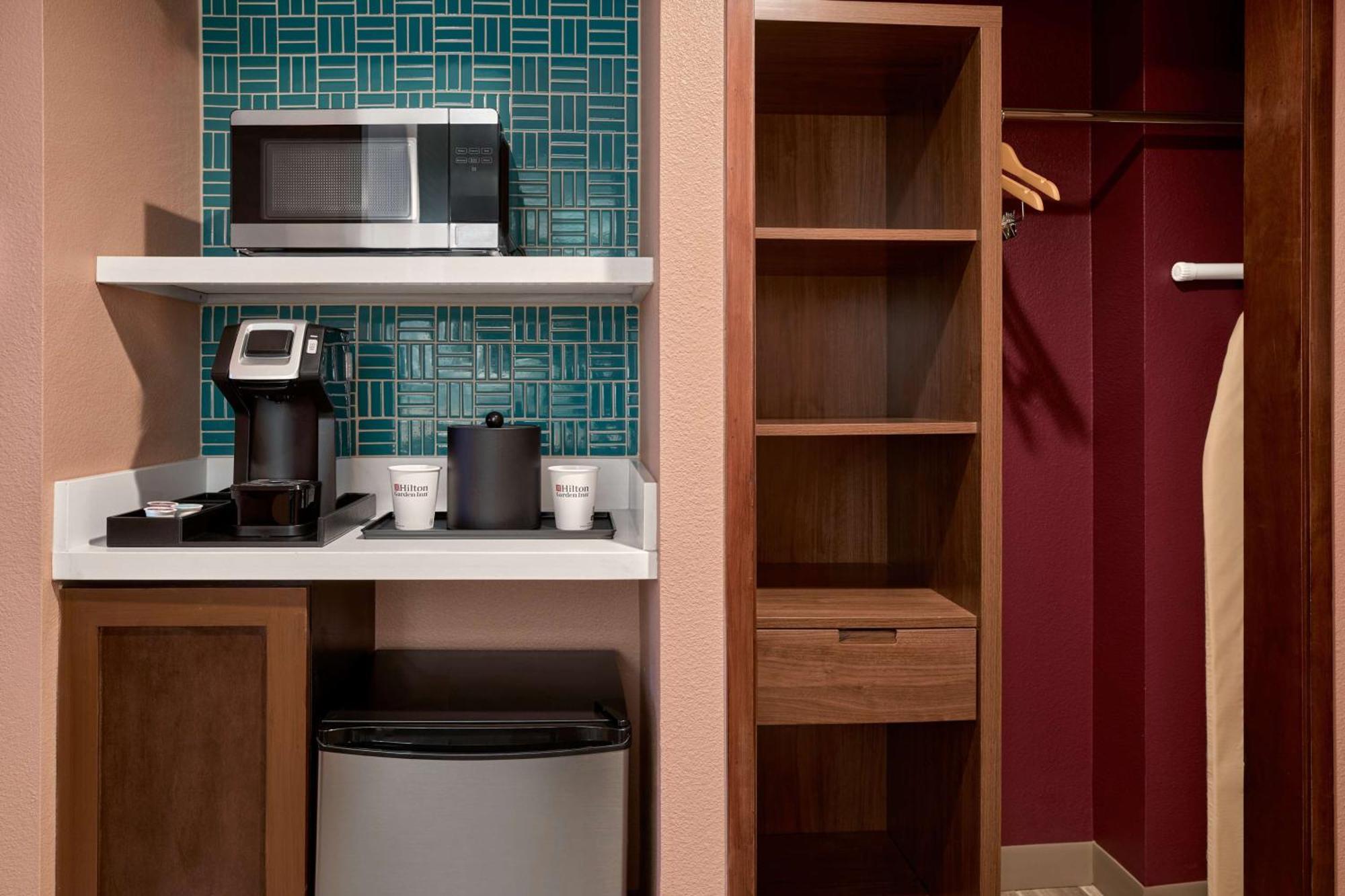 Hilton Garden Angeles Airport 3*